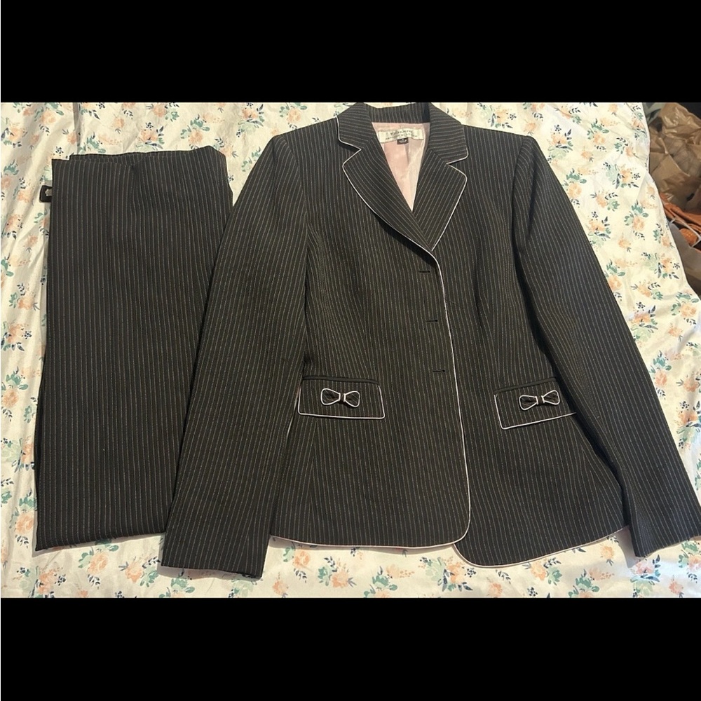 Tahari Arthur S Levine Black Pinstripe Blazer/Pants Suit with White Piping Sz 4 - Picture 3 of 9